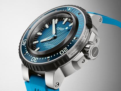 Oris Aquis Pro 4000M Automatik Titan 49,5mm blaues Wellen-Zifferblatt blaues Kautschukband – Herrenuhren Uhr mit Datum aus Kautschuk und Titan. Das Gehäuse ist rund und grau. Das Kautschuk / Kunststoff / Silikon Armband ist blau. Das Zifferblatt ist ein Index in blau. – Ansicht 3