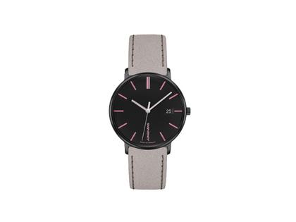 Junghans FORM Damen Quarz Edelstahl PVD-Schwarz 34mm schwarzes Zifferblatt graues Lederband – Damenuhren Uhr mit Datum aus Edelstahl, Leder und PVD beschichtet. Das Gehäuse ist rund und schwarz. Das Lederarmband ist rosa. Das Zifferblatt ist ein Index in schwarz.