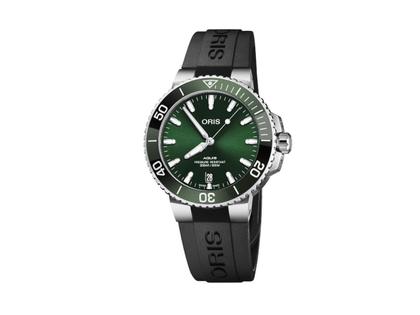 Oris Aquis Date Automatik Edelstahl 39,5mm grünes Zifferblatt schwarzes Kautschukband – Herrenuhren Uhr mit Datum aus Edelstahl. Das Gehäuse ist rund und silber. Das Kautschuk / Kunststoff / Silikon Armband ist schwarz. Das Zifferblatt ist ein Index in grün.