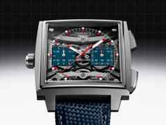 TAG Heuer Monaco Evergraph Automatik Titan 40mm skelettiertes Zifferblatt blaues Kautschukband – Herrenuhren Chronograph aus Titan. Das Gehäuse ist quadratisch und grau. Das Kautschuk / Kunststoff / Silikon Armband ist blau. Das Zifferblatt ist ein Index in silber. – Ansicht 5