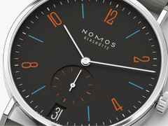Nomos Glashütte Tangente 38 Datum "175 Years Watchmaking - Dunkelbunt" Handaufzug Edelstahl schwarzes Zifferblatt graues Textilband Glasboden – Herrenuhren Uhr mit Datum aus Edelstahl. Das Gehäuse ist rund und silber. Das Textilarmband ist grau. Das Zifferblatt ist arabisch Index und schwarz. – Ansicht 4