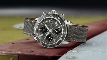Sinn Spezialuhren 103 Ti Diapal Automatik Edelstahl 41mm graues Zifferblatt graues Textilband – Herrenuhren Chronograph aus Titan. Das Gehäuse ist rund und silber. Das Textilarmband ist grau. Das Zifferblatt ist arabisch und grau. – Ansicht 2
