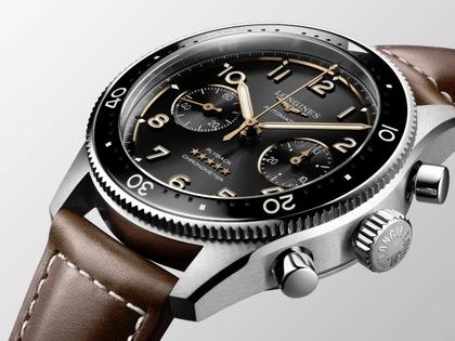 Longines Spirit Flyback Chronograph Automatik Edelstahl 42mm schwarzes Zifferblatt braunes Lederband – Herrenuhren Chronograph aus Edelstahl und Keramik. Das Gehäuse ist rund und silber. Das Lederarmband ist braun. Das Zifferblatt ist arabisch Index und schwarz. – Ansicht 4