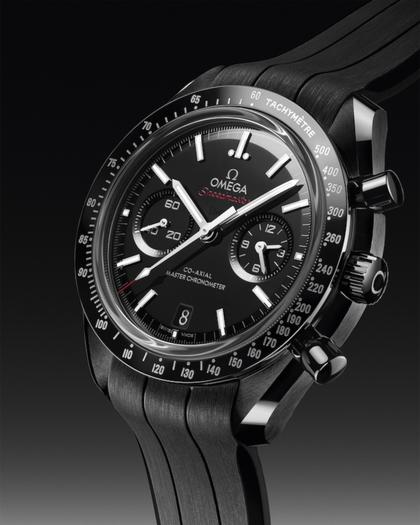 Omega Speedmaster Dark Side of the Moon Chronograph Automatik Keramik 44mm schwarzes Zifferblatt schwarzes Kautschukband – Herrenuhren Chronograph aus Keramik. Das Gehäuse ist rund und schwarz. Das Kautschuk / Kunststoff / Silikon Armband ist schwarz. Das Zifferblatt ist ein Index in schwarz. – Ansicht 3