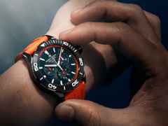 Maurice Lacroix Pontos S Solar Chronograph Limited Edition Quarz Edelstahl 42mm schwarzes Zifferblatt oranges Kautschukband – Herrenuhren Chronograph aus Aluminium, DLC beschichtet, Edelstahl und Kautschuk. Das Gehäuse ist rund und silber. Das Kautschuk / Kunststoff / Silikon Armband ist orange. Das Zifferblatt ist ein Index in schwarz. – Ansicht 2