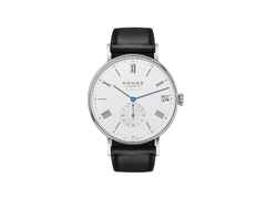 Nomos Glashütte Ludwig neomatik 41 Datum Automatik Edelstahl weißes Zifferblatt schwarzes Lederband – Herrenuhren Uhr mit Datum aus Edelstahl. Das Gehäuse ist rund und silber. Das Lederarmband ist schwarz. Das Zifferblatt ist römisch Index und weiß.