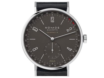 Nomos Glashütte Tangente 41 neomatik Update Ruthenium Automatik Edelstahl 40mm schwarzes Zifferblatt schwarzes Lederband – Herrenuhren Uhr mit Datum aus Edelstahl. Das Gehäuse ist rund und silber. Das Lederarmband ist schwarz. Das Zifferblatt ist arabisch Index und grau. – Ansicht 2