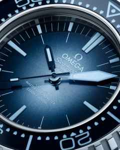 Omega Seamaster Ploprof 1200M Automatik Edelstahl 55x45mm blaues Zifferblatt blaues Kautschukband Summer Blue – Herrenuhren Uhr ohne Datum aus Edelstahl und Kautschuk. Das Gehäuse ist rund und silber. Das Kautschuk / Kunststoff / Silikon Armband ist blau. Das Zifferblatt ist ein Index in blau. – Ansicht 4