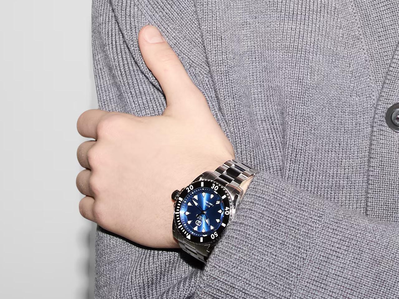 Gucci Dive Automatik Edelstahl 40mm blaues Zifferblatt Metallband YA136362 – Herrenuhren Uhr ohne Datum aus Edelstahl und Keramik. Das Gehäuse ist rund und silber. Das Edelstahlarmband ist silber. Das Zifferblatt ist ein Index in blau. – Ansicht 3