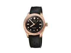 Oris Divers Sixty-Five Cotton Candy Automatik Bronze 38mm schwarzes Zifferblatt schwarzes Kautschukband – Herrenuhren Uhr mit Datum aus Bronze und Kautschuk. Das Gehäuse ist rund und roségold. Das Kautschuk / Kunststoff / Silikon Armband ist schwarz. Das Zifferblatt ist ein Index in schwarz.