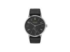 Nomos Glashütte Tangomat Ruthenium Datum Automatik Edelstahl 38mm schwarzes Zifferblatt schwarzes Lederband – Herrenuhren Uhr mit Datum aus Edelstahl und Leder. Das Gehäuse ist rund und silber. Das Lederarmband ist schwarz. Das Zifferblatt ist arabisch Index und grau.