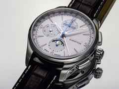 Union Glashütte Belisar Chronograph Mondphase Automatik Edelstahl 42mm weißes Zifferblatt braunes Lederband – Herrenuhren Chronograph aus Edelstahl. Das Gehäuse ist rund und silber. Das Lederarmband ist braun. Das Zifferblatt ist arabisch Index und weiß. – Ansicht 5