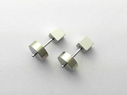 Apero Ohrstecker Würfel Aluminium 4mm Natur – Ohrschmuck Ohrstecker aus Aluminium.