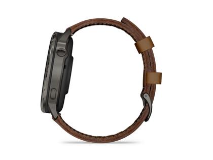 Garmin Venu 4 Quarz Edelstahl und Polymer Schiefergrau 45mm digitales Zifferblatt braunes Lederband – Herrenuhren Uhr Multifunktion aus Edelstahl, Faserverstärktes Polymer und PVD beschichtet. Das Gehäuse ist rund und anthrazit. Das Lederarmband ist braun. Das Zifferblatt ist digital und schwarz. – Ansicht 3