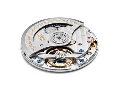 Nomos Glashütte Tangente Gold Neomatik Automatik Gelbgold 35mm weißes Zifferblatt schwarzes Lederband – Damenuhren Uhr ohne Datum aus 750 Gelbgold und Leder. Das Gehäuse ist rund und gelbgold. Das Lederarmband ist schwarz. Das Zifferblatt ist arabisch Index und weiß. – Ansicht 9