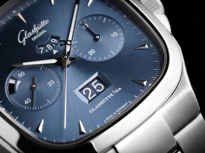 Glashütte Original Seventies Chronograph blaues Zifferblatt Metallband – Herrenuhren Chronograph aus Edelstahl. Das Gehäuse ist quadratisch und silber. Das Edelstahlarmband ist silber. Das Zifferblatt ist ein Index in blau. – Ansicht 3