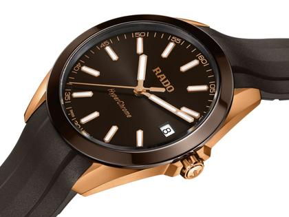 Rado HyperChrome Quarz Edelstahl Roségold-PVD 41,5mm braunes Zifferblatt schwarzes Kautschukband – Herrenuhren Uhr mit Datum aus Edelstahl, Kautschuk, Keramik und PVD beschichtet. Das Gehäuse ist rund und roségold. Das Kautschuk / Kunststoff / Silikon Armband ist schwarz. Das Zifferblatt ist ein Index in braun. – Ansicht 2