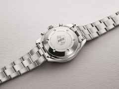 Oris Divers Sixty-Five Chronograph Automatik Edelstahl 40mm silberfarbenes Zifferblatt Metallband – Herrenuhren Chronograph aus Edelstahl und Keramik. Das Gehäuse ist rund und silber. Das Edelstahlarmband ist silber. Das Zifferblatt ist ein Index in silber. – Ansicht 3