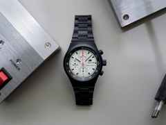 Porsche Design Chronograph 1 - F.A.T. 2025 Edition – Herrenuhren Chronograph aus Titan und Titancarbid beschichtet. Das Gehäuse ist rund und schwarz. Das Titanarmband ist schwarz. Das Zifferblatt ist ein Index in weiß. – Ansicht 12