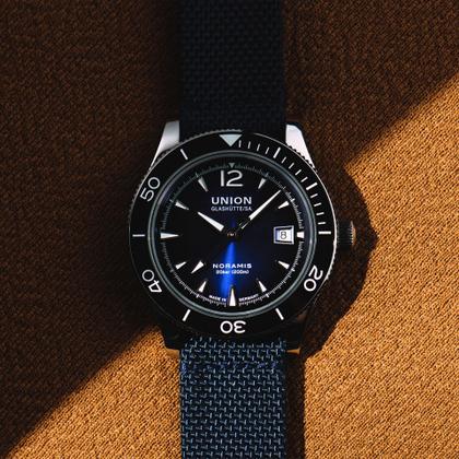 Union Glashütte Noramis Datum Sport Automatik Edelstahl 42mm blaues Zifferblatt Metallband und Textilband – Herrenuhren Uhr mit Datum aus Edelstahl und Keramik. Das Gehäuse ist rund und silber. Das Edelstahlarmband ist silber. Das Zifferblatt ist arabisch Index und blau. – Ansicht 6