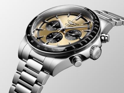 Longines Conquest Chronograph Automatik Edelstahl 42mm braunes Zifferblatt Metallband – Herrenuhren Chronograph aus Edelstahl und Keramik. Das Gehäuse ist rund und silber. Das Edelstahlarmband ist silber. Das Zifferblatt ist ein Index in braun. – Ansicht 3