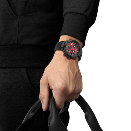 Tissot T-Race MotoGP                    2026 Chronograph Limited Edition Quarz Edelstahl 45mm schwarz-rotes Zifferblatt schwarzes Silikonband – Herrenuhren Chronograph aus Edelstahl und PVD beschichtet. Das Gehäuse ist rund und schwarz. Das Kautschuk / Kunststoff / Silikon Armband ist schwarz. Das Zifferblatt ist ein Index in schwarz. – Ansicht 9