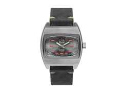 UMF Ruhla TV Gehäuse Handaufzug Edelstahl 41mm anthrazitfarbenes Zifferblatt graues Lederband limitiert – Herrenuhren Uhr ohne Datum aus Edelstahl, Keramik und Leder. Das Gehäuse ist tonneauform und silber. Das Lederarmband ist grau. Das Zifferblatt ist ein Index in grau.