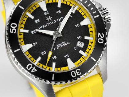 Hamilton Khaki Navy Scuba Auto Edelstahl 40mm schwarzes Zifferblatt gelbes Kautschukband – Herrenuhren Uhr mit Datum aus Edelstahl und Kautschuk. Das Gehäuse ist rund und silber. Das Kautschuk / Kunststoff / Silikon Armband ist gelb. Das Zifferblatt ist arabisch Index und schwarz. – Ansicht 5