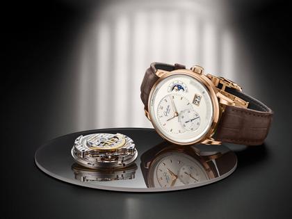 Glashütte Original PanoMaticCalendar Automatik Rotgold 42mm silbernes Zifferblatt braunes Lederband – Herrenuhren Uhr mit Kalender aus 750 Rotgold. Das Gehäuse ist rund und roségold. Das Lederarmband Kroko / Alligator ist braun. Das Zifferblatt ist ein Index in silber. – Ansicht 3