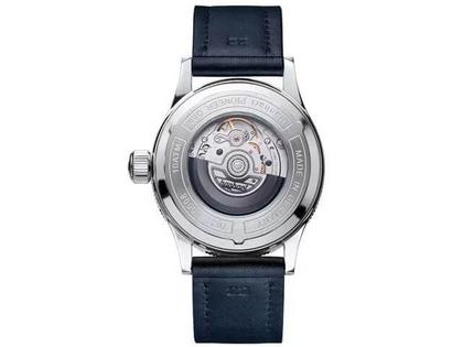 Hanhart Pioneer One blaues Zifferblatt blaues Lederband – Herrenuhren Uhr mit Datum aus Edelstahl. Das Gehäuse ist rund und silber. Das Lederarmband ist blau. Das Zifferblatt ist arabisch und blau. – Ansicht 2