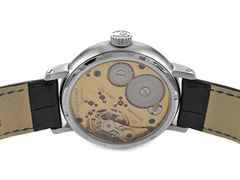 Bruno Söhnle Glashütte Mechanik Edition I Limited Edition Handaufzug Edelstahl 43mm weißes Zifferblatt schwarzes Lederband 17-11100-241 OVP Occasion – Herrenuhren Uhr ohne Datum aus Edelstahl. Das Gehäuse ist rund und silber. Das Lederarmband ist schwarz. Das Zifferblatt ist arabisch Index und silber. – Ansicht 2