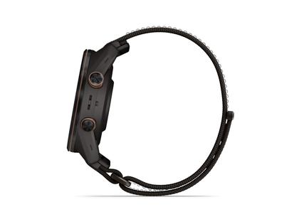 Garmin Approach S72 Titan Schwarz-DLC 43mm digitales Display schwarzes Textilband – Herrenuhren Uhr Multifunktion aus Keramik und Kunststoff. Das Gehäuse ist rund und schwarz. Das Textilarmband ist schwarz. Das Zifferblatt ist digital und schwarz. – Ansicht 3