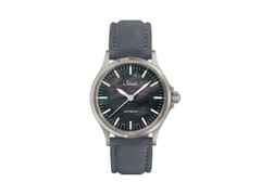 Sinn Spezialuhren 556 I Perlmutt S Automatik Edelstahl 38,5mm Perlmutt-Zifferblatt graues Lederband – Damenuhren Uhr ohne Datum aus Edelstahl. Das Gehäuse ist rund und silber. Das Lederarmband ist grau. Das Zifferblatt ist ein Index in schwarz.