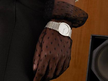 Gucci 25H Quarz Edelstahl 30mm silbernes Zifferblatt Metallband YA163501 – Damenuhren Uhr ohne Datum aus Edelstahl. Das Gehäuse ist rund und silber. Das Edelstahlarmband ist silber. Das Zifferblatt ist ohne Zeichen und silber. – Ansicht 4