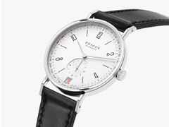 Nomos Glashütte Tangente 2date Handaufzug Edelstahl 38mm weißes Zifferblatt schwarzes Lederband Glasboden – Herrenuhren Uhr mit Datum aus Edelstahl und Leder. Das Gehäuse ist rund und silber. Das Lederarmband ist schwarz. Das Zifferblatt ist arabisch Index und silber. – Ansicht 5