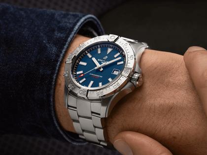 Breitling Avenger Automatik 42 Edelstahl blaues Zifferblatt Metallband – Herrenuhren Uhr mit Datum aus Edelstahl. Das Gehäuse ist rund und silber. Das Edelstahlarmband ist silber. Das Zifferblatt ist ein Index in blau. – Ansicht 5