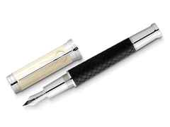 Montblanc Writers Edition                   2023: Robert Louis Stevenson Limited Edition Füllfederhalter – Schreibgeräte Füllfederhalter in schwarz und aus 750 Gelbgold, Edelharz, Metall, platiniert und rhodiniert.