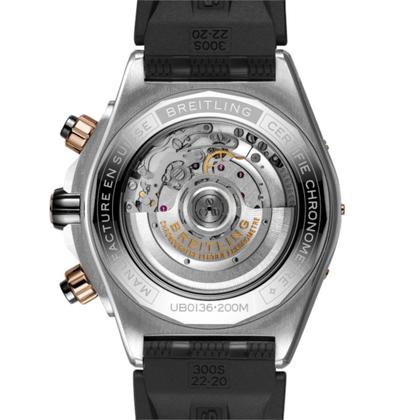 Breitling Super Chronomat B01 44 Automatik Edelstahl schwarzes Zifferblatt schwarzes Kautschukband – Herrenuhren Chronograph aus 950 Platin und Edelstahl. Das Gehäuse ist rund und silber-roségold. Das Kautschuk / Kunststoff / Silikon Armband ist schwarz. Das Zifferblatt ist ein Index in schwarz. – Ansicht 2