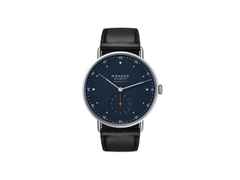 Nomos Glashütte Metro neomatik 39 Nachtblau Automatik Edelstahl 39mm blaues Zifferblatt schwarzes Lederband – Herrenuhren Uhr ohne Datum aus Edelstahl. Das Gehäuse ist rund und silber. Das Lederarmband ist schwarz. Das Zifferblatt ist arabisch Index und blau.