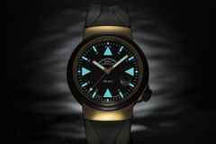 Mühle Glashütte S.A.R. Rescue-Timer Gold Limited Edition Automatik Gelbgold 42mm schwarzes Zifferblatt schwarzes Kautschukband – Herrenuhren Uhr mit Datum aus 750 Gelbgold, Edelstahl und PVD beschichtet. Das Gehäuse ist rund und gelbgold. Das Kautschuk / Kunststoff / Silikon Armband ist schwarz. Das Zifferblatt ist ein Index in schwarz. – Ansicht 3