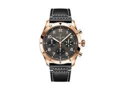 Breitling Classic Avi Chronograph 42 P-51 Mustang Automatik Rotgold graues Zifferblatt schwarzes Lederband – Herrenuhren Chronograph aus 750 Rotgold und Leder. Das Gehäuse ist rund und roségold. Das Lederarmband ist schwarz. Das Zifferblatt ist arabisch Index und grau.
