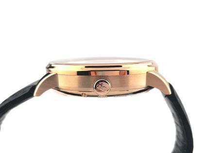 Glashütte Original PanoMaticInverse Automatik Rotgold 42mm silbernes Zifferblatt schwarzes Lederband 1-91-02-01-05-62 Full Set Occasion Refurbished – Herrenuhren Uhr mit Datum aus 750 Rotgold und 925 Silber. Das Gehäuse ist rund und rotgold. Das Lederarmband Kroko / Alligator ist schwarz. Das Zifferblatt ist ein Index in silber. – Ansicht 3