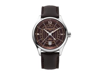 Frederique Constant Classics Runabout GMT Automatik Edelstahl 42mm braunes Zifferblatt braunes Lederband limitiert – Herrenuhren Uhr mit Datum aus Edelstahl und Leder. Das Gehäuse ist rund und silber. Das Lederarmband ist braun. Das Zifferblatt ist arabisch Index und braun.