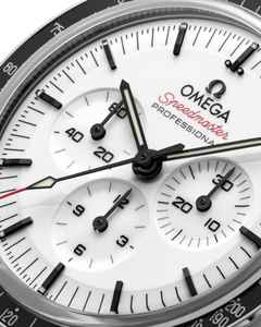 Omega Speedmaster Moonwatch Professional Chronograph Handaufzug Edelstahl 42mm weißes Zifferblatt schwarzes Lederband – Herrenuhren Chronograph aus Edelstahl, eloxiertes Aluminium und Leder. Das Gehäuse ist rund und silber. Das Lederarmband ist schwarz. Das Zifferblatt ist ein Index in weiß. – Ansicht 2