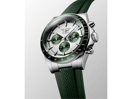 Longines Conquest Chronograph Automatik Edelstahl 42mm weiß-grünes Zifferblatt grünes Kautschukband – Herrenuhren Chronograph aus Edelstahl, Kautschuk und Keramik. Das Gehäuse ist rund und silber. Das Kautschuk / Kunststoff / Silikon Armband ist grün. Das Zifferblatt ist ein Index in weiß. – Ansicht 2