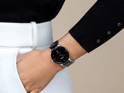 Rado Centrix Automatik Edelstahl 39,5mm schwarzes Zifferblatt Metallband – Herrenuhren Uhr mit Datum aus Edelstahl und Keramik. Das Gehäuse ist rund und silber. Das Keramikarmband ist schwarz. Das Zifferblatt ist ein Index in schwarz. – Ansicht 6