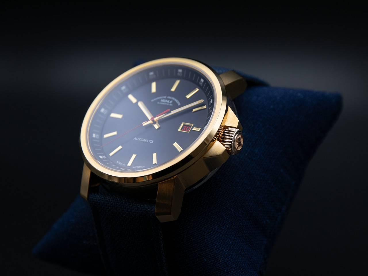 Mühle Glashütte 29er Big Bronze Edition 1994 Automatik 42,4mm blaues Zifferblatt blaues Canvasband – Herrenuhren Uhr mit Datum aus Bronze und Edelstahl. Das Gehäuse ist rund und roségold. Das Textilarmband ist blau. Das Zifferblatt ist ein Index in weiß. – Ansicht 4
