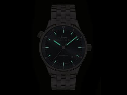 Sinn Spezialuhren 6068 B Frankfurter Finanzplatzuhr Automatik Edelstahl 38,5mm blaues Zifferblatt blaues Lederband – Herrenuhren Uhr mit Datum aus Edelstahl und Leder. Das Gehäuse ist rund und silber. Das Lederarmband ist blau. Das Zifferblatt ist arabisch Index und blau. – Ansicht 5