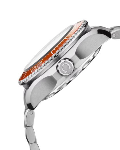 Omega Seamaster Planet Ocean 6000M Ultra Deep Automatik Edelstahl 45,5mm oranges Zifferblatt Metallband – Herrenuhren Uhr ohne Datum aus Edelstahl, Keramik und Titan. Das Gehäuse ist rund und silber. Das Edelstahlarmband ist silber. Das Zifferblatt ist arabisch Index und grau. – Ansicht 3