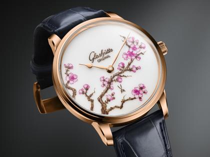 Glashütte Original Senator Meissen Cherry Blossom Automatik Roségold 40mm weißes Porzellan-Zifferblatt blaues Lederband – Herrenuhren Uhr ohne Datum aus 750 Rotgold und Leder. Das Gehäuse ist rund und roségold. Das Lederarmband Kroko / Alligator ist blau. Das Zifferblatt ist ohne Zeichen und weiß. – Ansicht 4